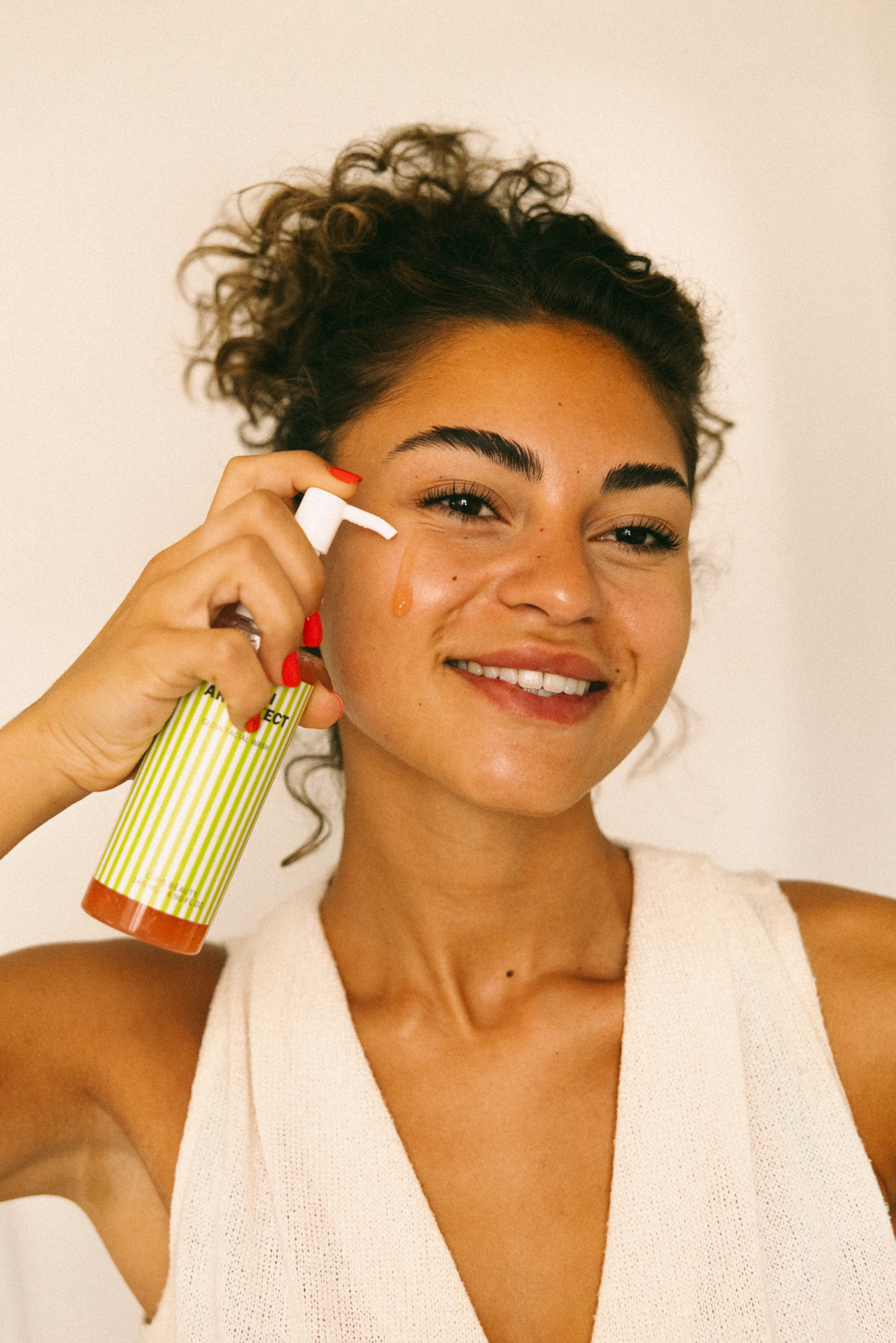 Skin Architect Anti-Age Day Cream in de hand van een model
