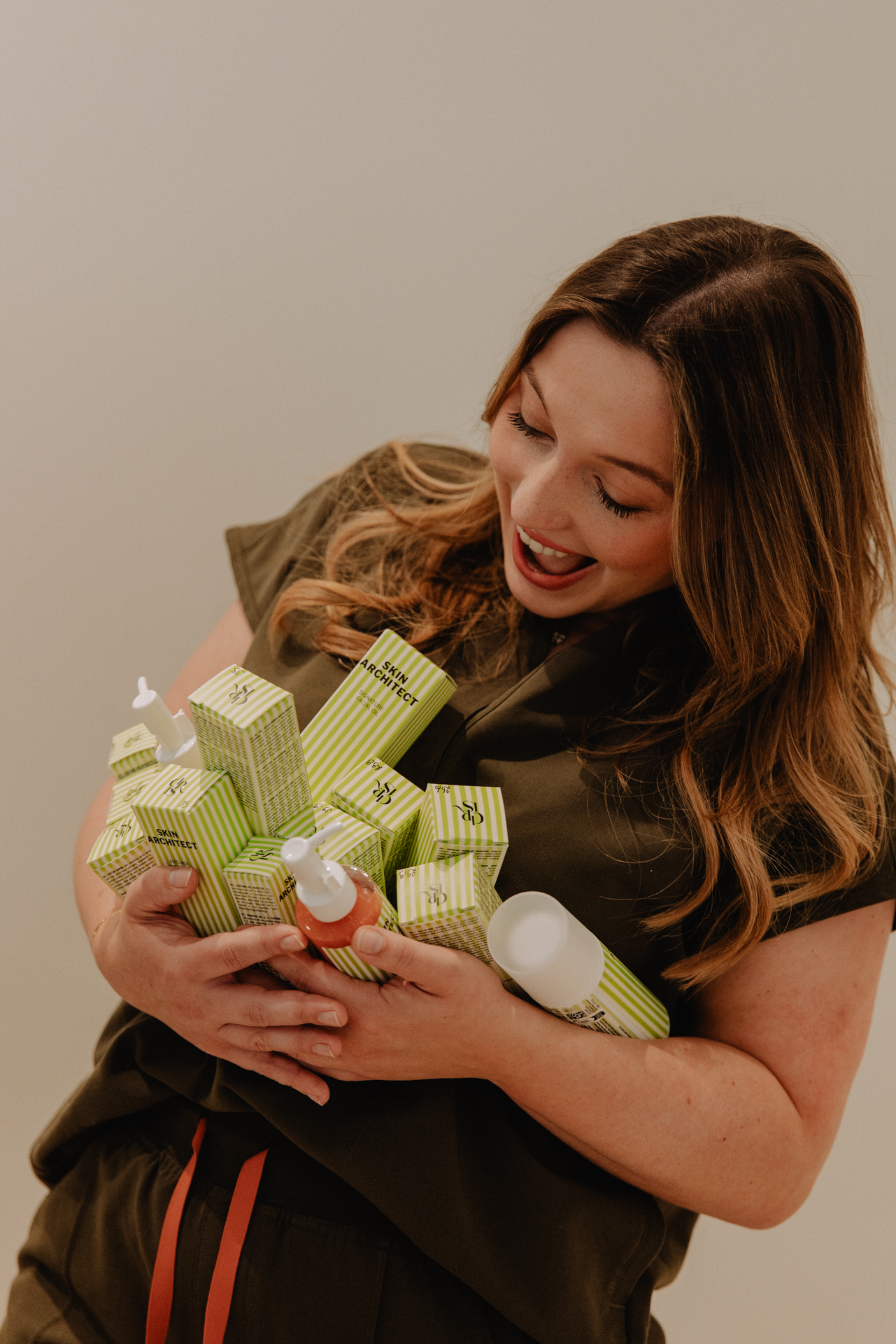 Skin Architect specialist met de volledige productcollectie in haar armen