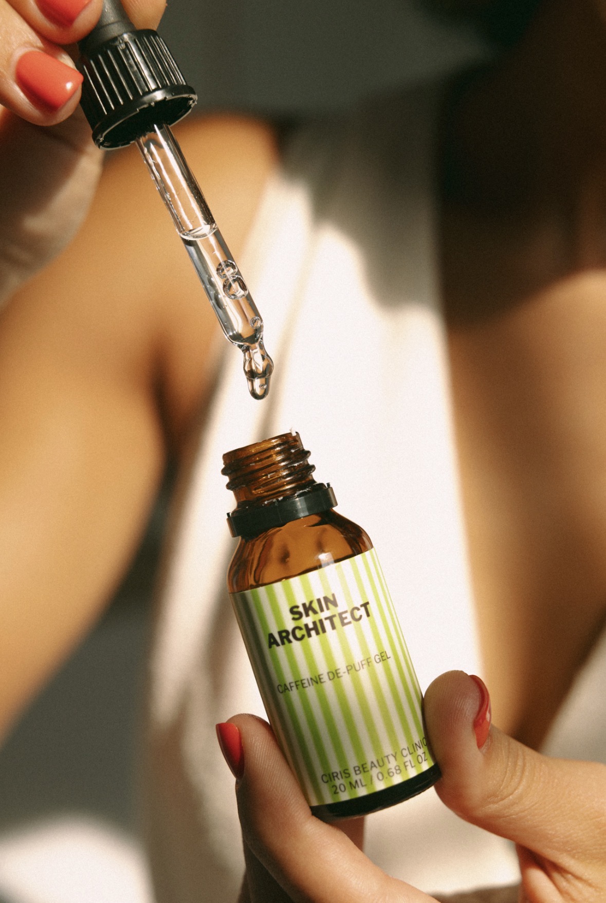 Skin Architect Anti-Age Day Cream in de hand van een model